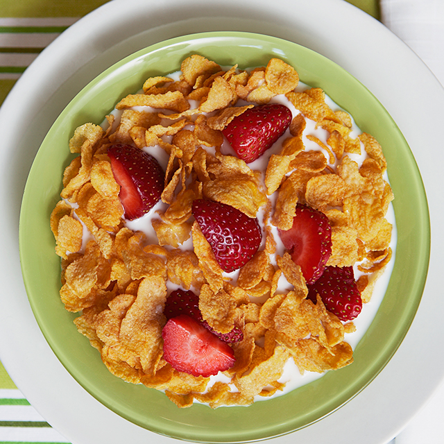  Un tazón de cereal con leche y fresas