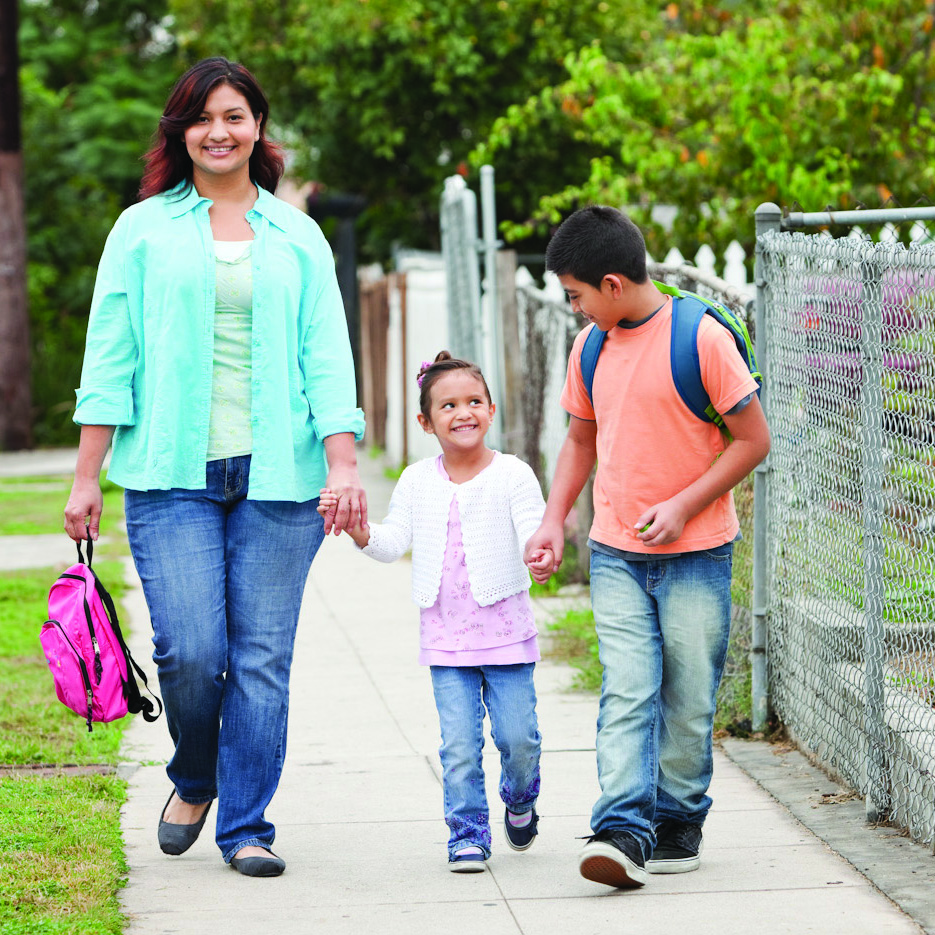 Mama caminando con sus hijos