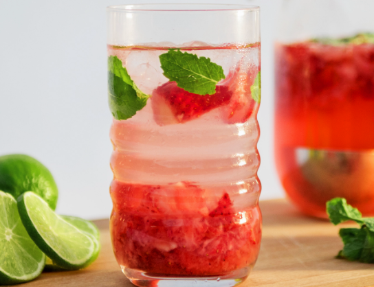 Agua efervescente de fresa, lima y menta