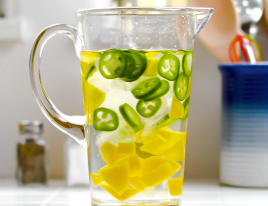 Agua de mango y jalapeño