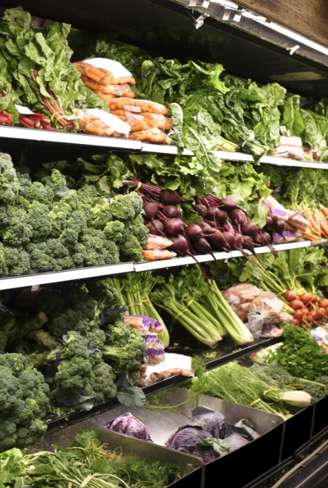 Una colorida variedad de frutas y verduras frescas en anaqueles de un supermercado